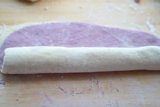 Bánh bao nhân khoai lang tím có cách làm hơi khác với bánh bao khác là cuộn phần nhân và phần vỏ lại