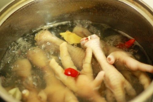 Nhớ cho thêm sả, ớt và gừng vào nồi nước luộc chân gà để tẩy mùi hôi và tạo độ thơm cho món ăn sau này