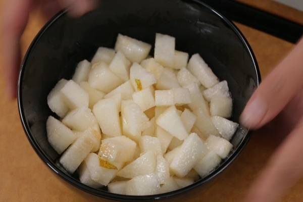 Cắt hạt lựu lê và để vào bát nhỏ-cách làm sữa chua mít tại nhà,đơn giản,dễ thực hiện,thành công