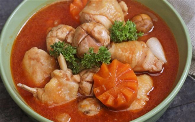 Thịt gà mềm, rau củ ngọt thanh cùng miếng bánh mì với nước súp mang hương vị đặc trưng
