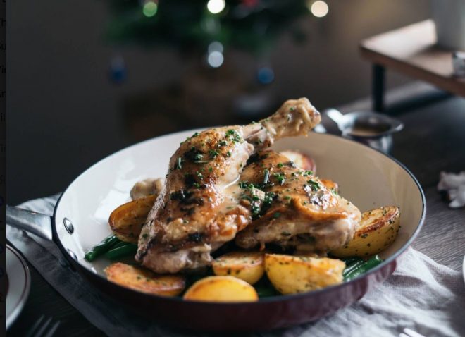 Thành phẩm món Đùi gà đút lò Giáng sinh có màu sắc hấp dẫn, vàng giòn của đùi gà, vàng ruộm của khoai tây kết hợp với hương vị thơm ngon, đậm đà.