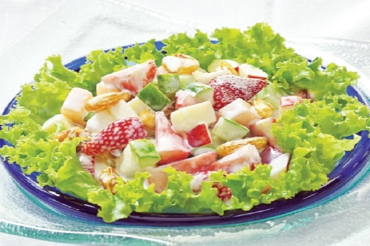 Món salad trái cây với trứng đà điểu luộc