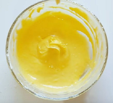 Hỗn hợp bột bánh và lòng đỏ trứng sau khi trộn