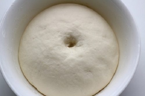 trộn bột để làm hỗn hợp bột bánh và đem hỗn hợp bột đi ủ