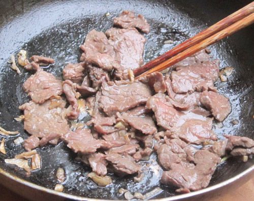 Thịt bò xào vừa chín tới đảm bảo vị ngọt của thịt và không bị dai