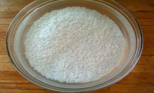 gạo đem vo sạch và ngâm với nước