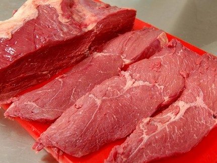 sơ chế thịt thăn bò và cắt miếng to