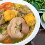 Bún riêu cua giò heo thơm ngon, nóng hổi, đặc biệt vô cùng dễ ăn trong bữa sáng hay bất cứ buổi nào trong ngày