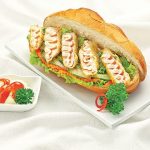 Món bánh mì kẹp cá chiên xù