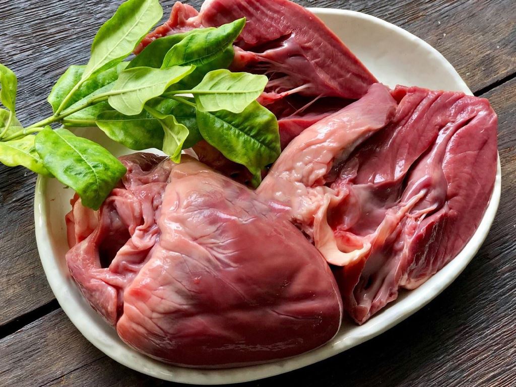 Bạn có thể chia sẻ một công thức nấu canh tim lợn ngon và dễ làm?
