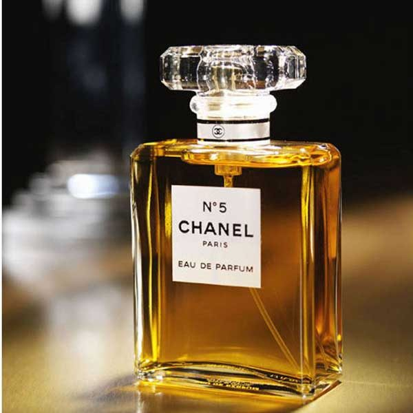 Nước hoa Chanel No 5 Eau de Parfum đã trở thành một biểu tượng của phong cách và thanh lịch Pháp, và vẫn là một lựa chọn phổ biến cho phụ nữ trên khắp thế giới