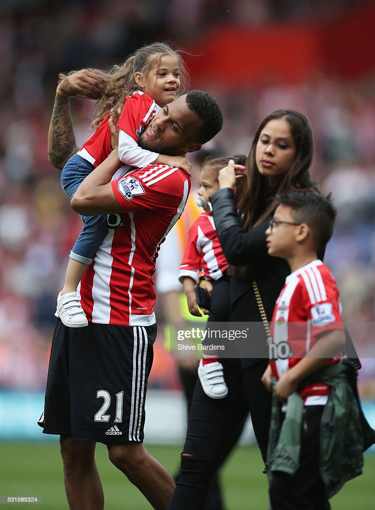 Ryan Bertrand và các con của anh được nhìn thấy sau trận đấu Barclays Premier League giữa Southampton và Crystal Palace. (Ảnh của Steve Bardens/Getty Images)