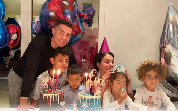 Ronaldo - Ở ngoài là siêu sao triệu người mê, về nhà là bố bỉm sữa: Tự thay tã, chuẩn bị sữa cho con hàng ngày, gia đình là trên hết