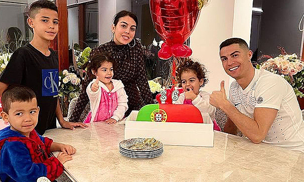 Bí ẩn về mẹ của ba con lớn nhà C. Ronaldo - Ngôi sao